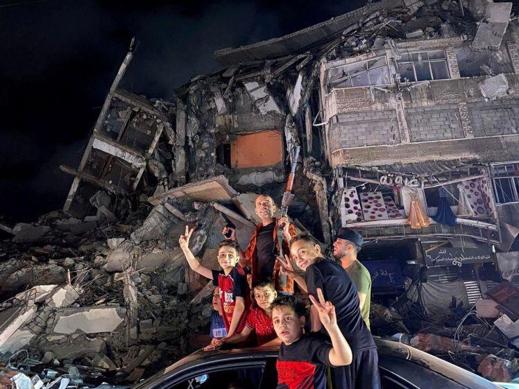 Người dân Dải Gaza đứng giữa đống đổ nát ăn mừng thỏa thuận ngừng bắn
