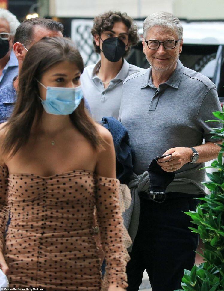 Tỷ phú Bill Gates lần đầu xuất hiện sau ly hôn, vẫn đeo nhẫn cưới
