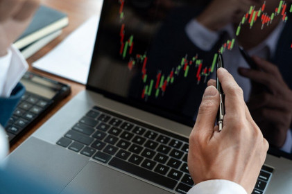 Giao dịch chứng khoán phiên sáng 25/5: VCB và MSN khởi sắc, VN-Index vượt qua mốc 1.300 điểm