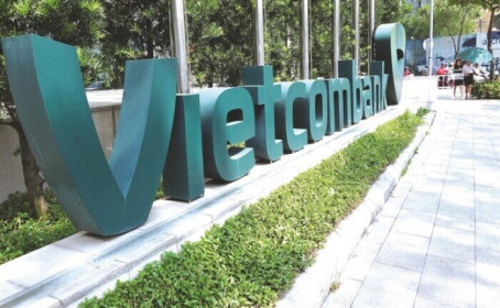 Vì sao cổ phiếu VCB 'dậm chân tại chỗ' suốt từ đầu năm dù thị trường liên tiếp phá đỉnh?
