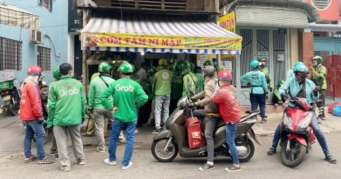 Dịch bệnh "bủa vây", môi giới bất động sản bỏ nghề đi làm shipper, bán hàng