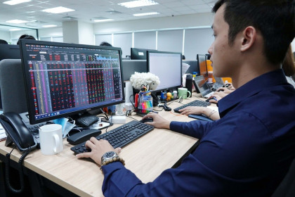 Sắc đỏ bao trùm sàn chứng khoán, VN-Index giảm hơn 15 điểm