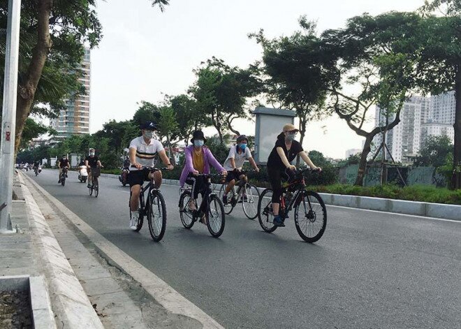 Cửa hàng bán xe đạp "cháy hàng", quá tải vì dân đổ xô đi mua giữa mùa dịch