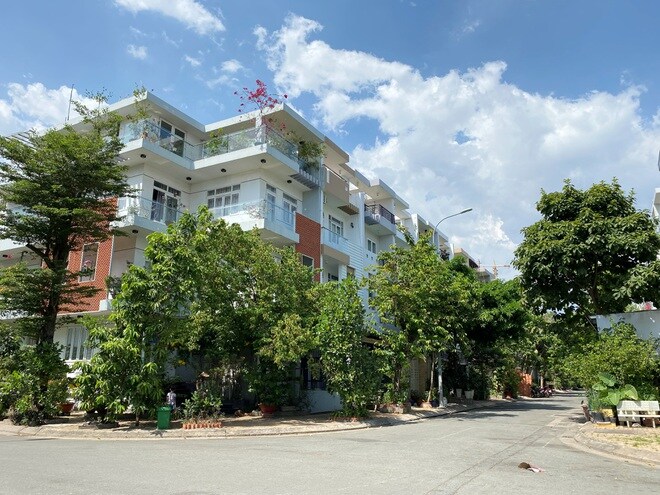 Dịch bệnh kéo dài, giá nhà tại TPHCM vẫn ở "trên trời"