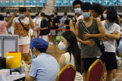 'Cây gậy và củ cà rốt' giúp Trung Quốc bứt tốc tiêm chủng COVID-19