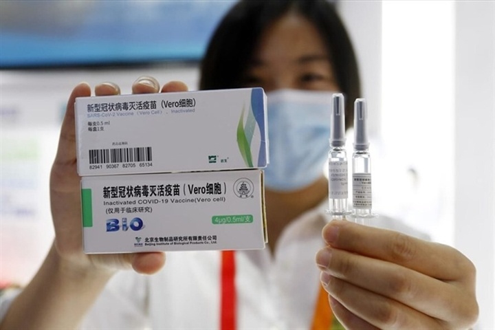 'Cây gậy và củ cà rốt' giúp Trung Quốc bứt tốc tiêm chủng COVID-19