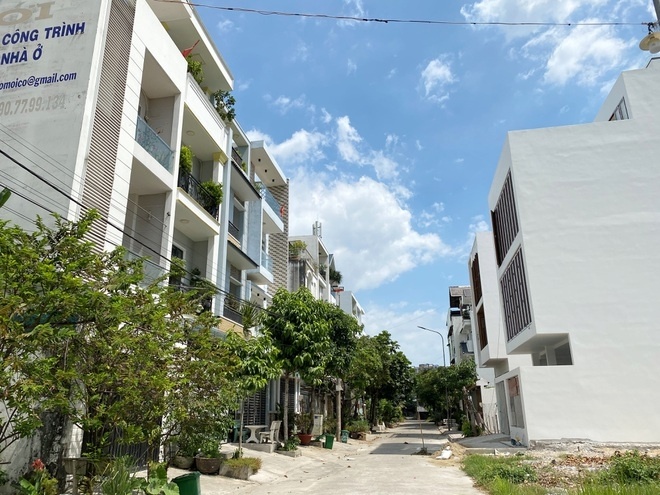 Dịch bệnh kéo dài, giá nhà tại TPHCM vẫn ở "trên trời"