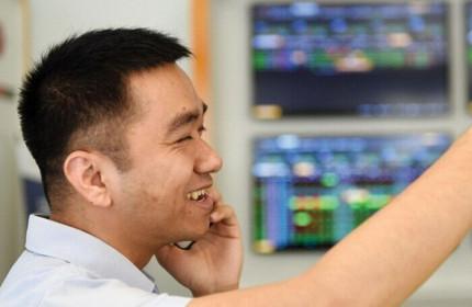 Bùng nổ diện rộng, VN-Index lấy lại 28 điểm sau nhịp điều chỉnh sâu từ đầu tuần