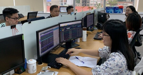 Tiền đổ mạnh vào chứng khoán, thu thuế tăng vọt 320%
