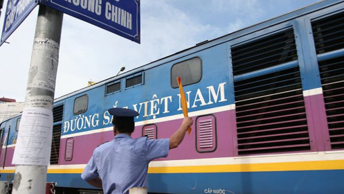 Lao đao vì dịch Covid-19: Xe khách nằm yên, tàu hoả, máy bay đi... chở hàng