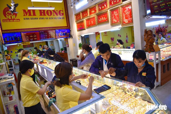 Vàng thế giới lao dốc, vàng trong nước đủng đỉnh hạ giá