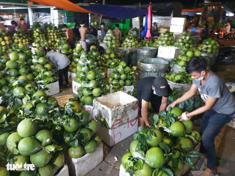 Giá hoa tăng gấp đôi trong ngày Tết Đoan Ngọ ở Sài Gòn