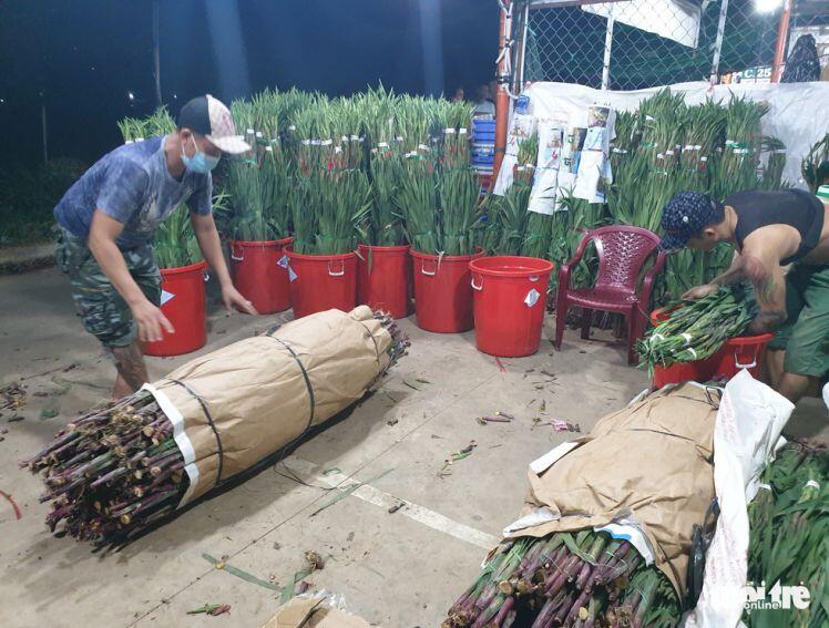 Giá hoa tăng gấp đôi trong ngày Tết Đoan Ngọ ở Sài Gòn