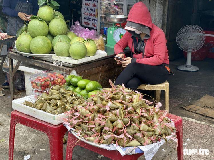 Giá hoa tăng gấp đôi trong ngày Tết Đoan Ngọ ở Sài Gòn