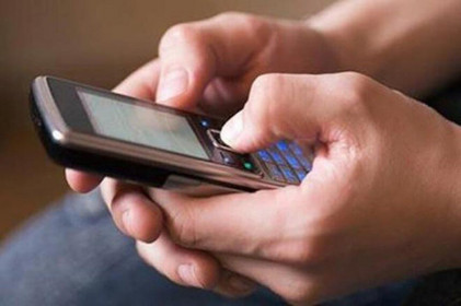 Hầu tòa vì nhắn tin đe dọa lãnh đạo xã đòi 300 triệu đồng