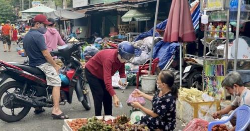 Giá hoa tăng gấp đôi trong ngày Tết Đoan Ngọ ở Sài Gòn