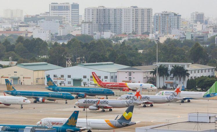 Đợt dịch COVID-19 thứ tư: Máy bay thiếu chỗ đỗ, sân bay không hành khách