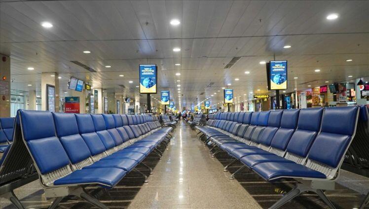 Đợt dịch COVID-19 thứ tư: Máy bay thiếu chỗ đỗ, sân bay không hành khách