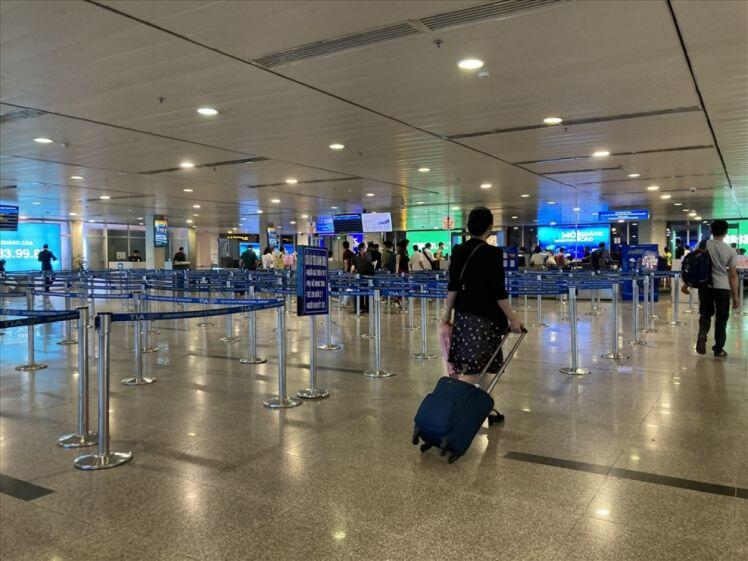 Đợt dịch COVID-19 thứ tư: Máy bay thiếu chỗ đỗ, sân bay không hành khách