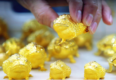 Giá vàng châu Á tăng phiên 15/6 do đồng USD suy yếu