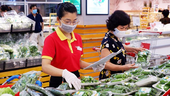 Nhân viên bán hàng đối mặt với nguy cơ lây nhiễm COVID-19