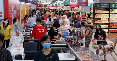 Nhân viên bán hàng đối mặt với nguy cơ lây nhiễm COVID-19