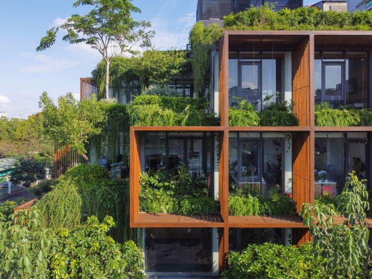 Tòa nhà văn phòng có nhiều khối xanh xếp tầng tại Quận 4
