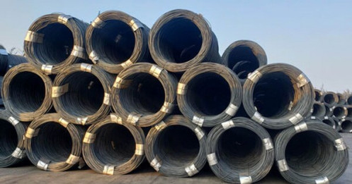 Giá thép giằng co