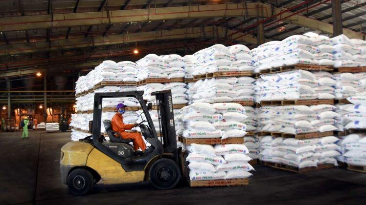 Thực hiện mục tiêu kép: Công nghiệp và thương mại bám sát kịch bản tăng trưởng