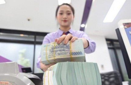 Tiền từ người dân và doanh nghiệp vẫn chảy đều vào ngân hàng