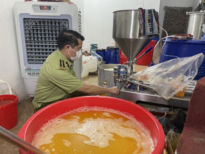 Cận cảnh dây chuyền sản xuất mỹ phẩm đựng trong xô, chậu