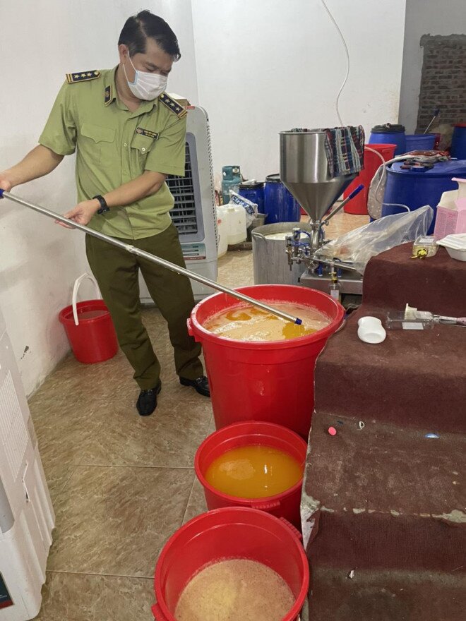 Cận cảnh dây chuyền sản xuất mỹ phẩm đựng trong xô, chậu