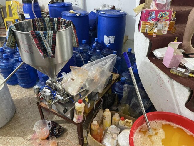 Cận cảnh dây chuyền sản xuất mỹ phẩm đựng trong xô, chậu