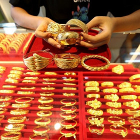 Giá vàng lao dốc 100 USD ngay sau quyết định 'diều hâu' của Fed
