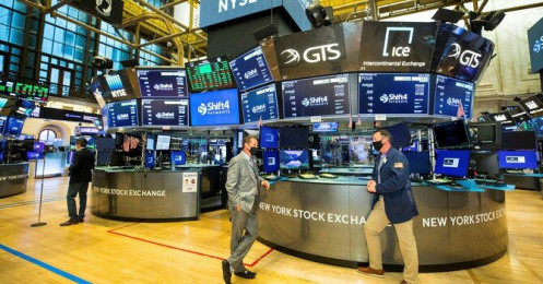 Dow Jones sụt hơn 500 điểm khi Fed nói đến khả năng nâng lãi suất ngay năm sau