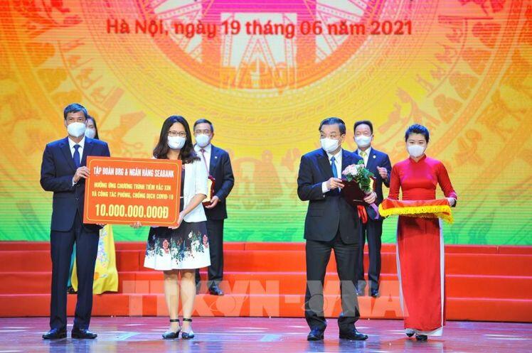 Hơn 1.700 tỷ đồng và 2,5 triệu liều vaccine ủng hộ Hà Nội đẩy lùi dịch COVID-19