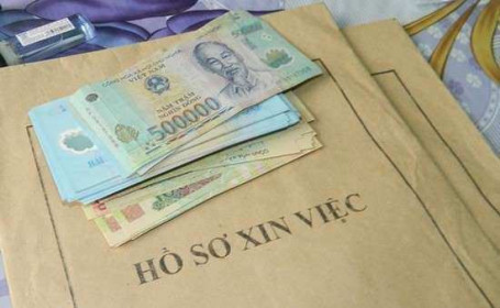 Bị lừa tiền chạy việc, giải quyết thế nào?