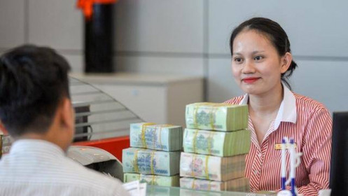 Các ngân hàng tăng vay mượn nhau nhưng lãi suất giảm