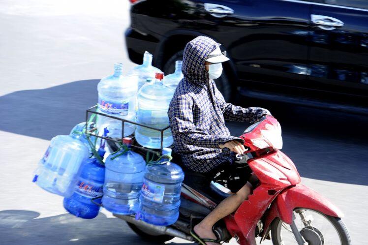 Xe ôm, người giao hàng vật lộn mưu sinh với nắng nóng giữa mùa dịch