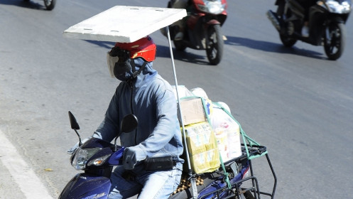 Xe ôm, người giao hàng vật lộn mưu sinh với nắng nóng giữa mùa dịch