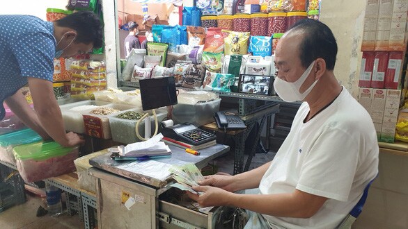 Chợ ế, các tiểu thương bán hàng qua Zalo, 'tiền vào tài khoản là hàng ship tận nhà'