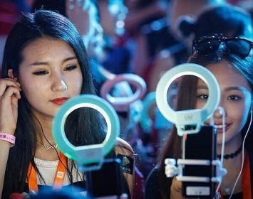 Choáng với mức lương sinh viên mới ra trường làm nghề livestream