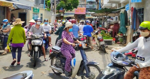 Chợ tự phát đông, lợi dụng tăng giá