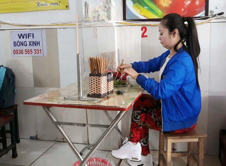 Hà Nội: Một số nhà hàng, quán cafe mở lại nhưng vắng khách