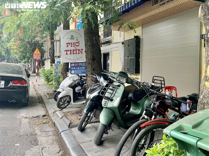 Quán bún, phở Hà Nội đông chật khách trong buổi sáng đầu tiên mở cửa trở lại
