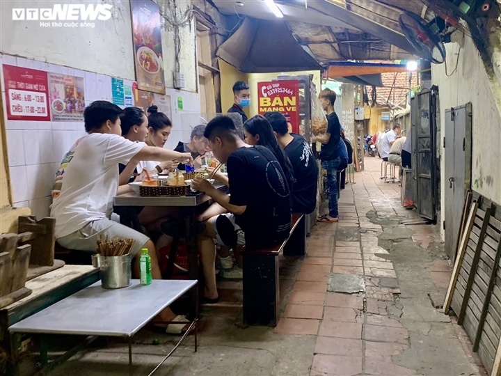 Quán bún, phở Hà Nội đông chật khách trong buổi sáng đầu tiên mở cửa trở lại