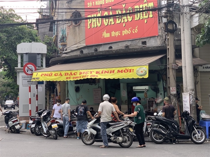 Quán bún, phở Hà Nội đông chật khách trong buổi sáng đầu tiên mở cửa trở lại