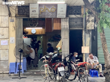 Quán bún, phở Hà Nội đông chật khách trong buổi sáng đầu tiên mở cửa trở lại