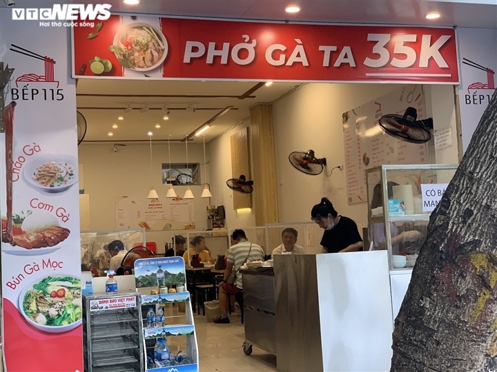 Quán bún, phở Hà Nội đông chật khách trong buổi sáng đầu tiên mở cửa trở lại