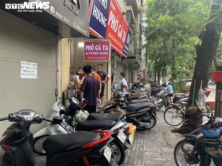Quán bún, phở Hà Nội đông chật khách trong buổi sáng đầu tiên mở cửa trở lại